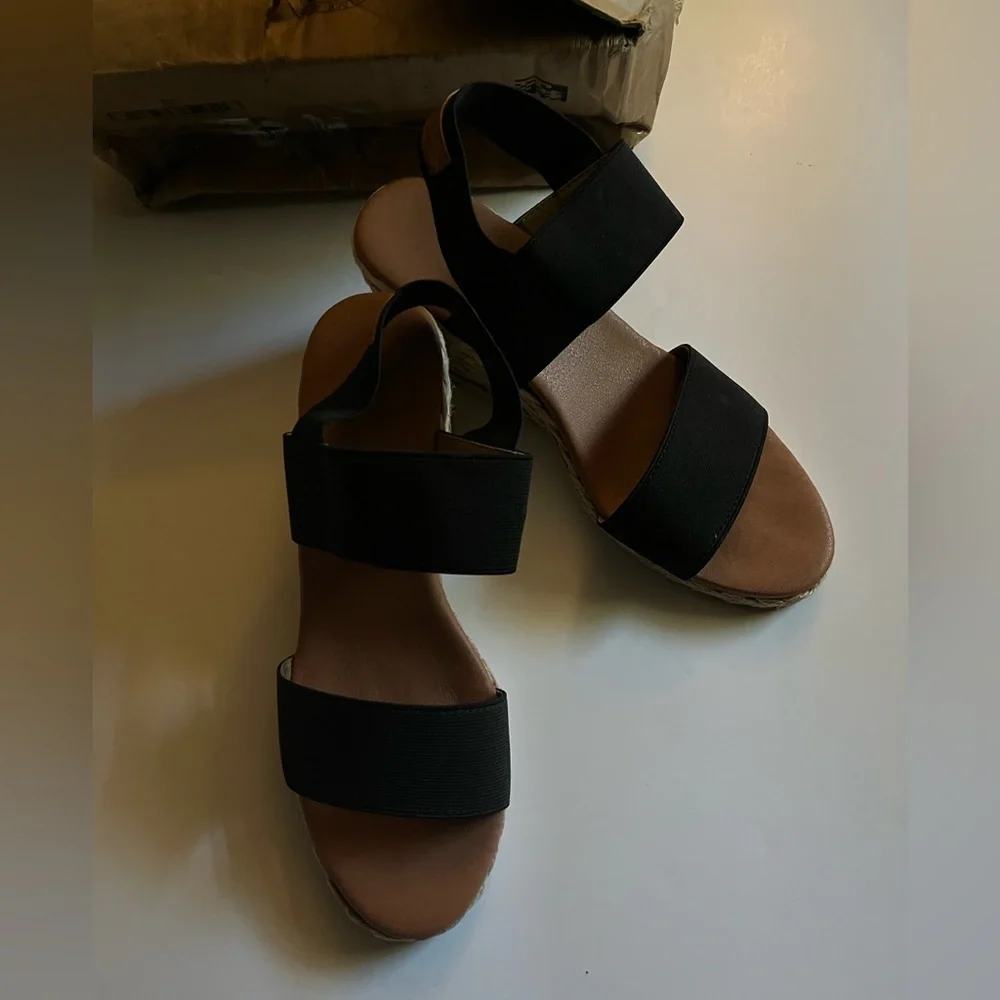 Tommy Bahama Black Wedge Sandals - Size 7 - Picture 2 of 9